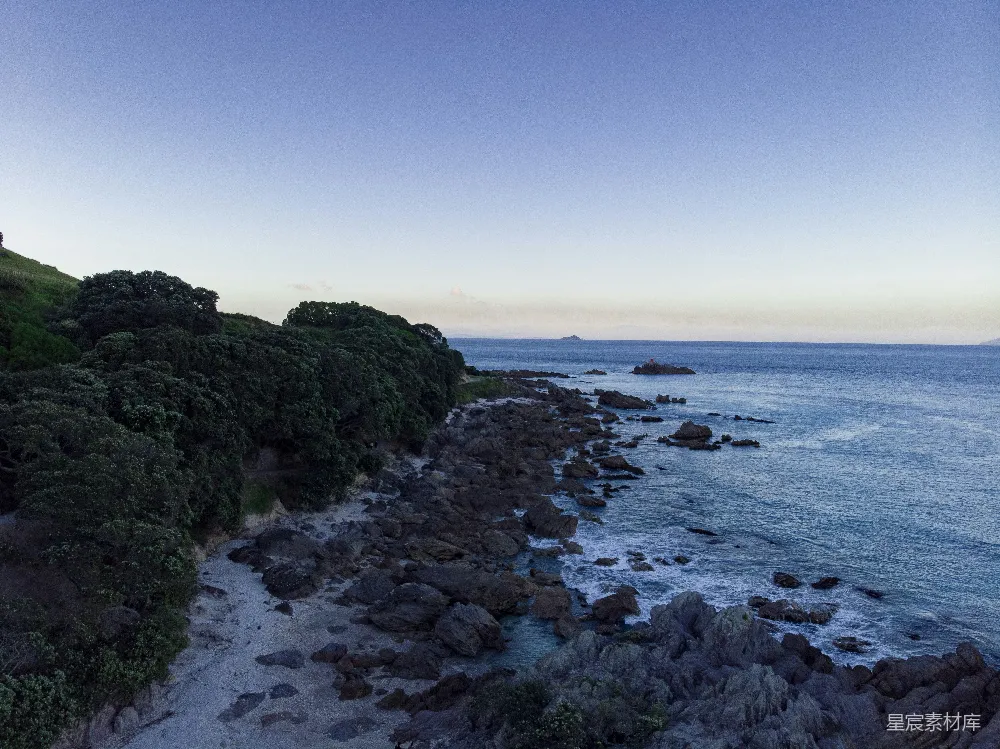高清摄影 海岸线 日落 自然风光 宁静 户外 海岸日落：宁静的岩石海岸线
