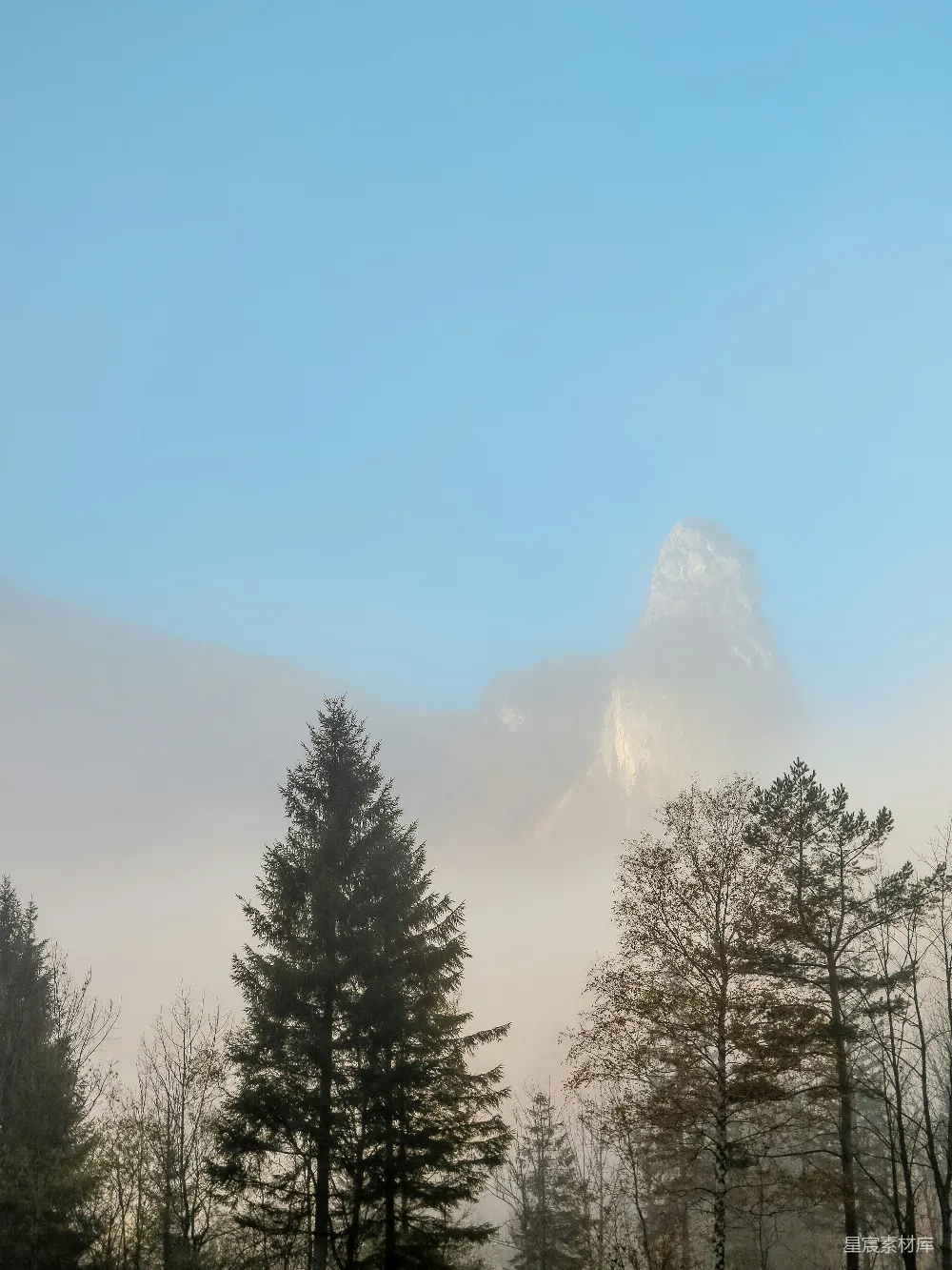 高清摄影 山峰 雾 自然 风景 宁静 雾中的山峰