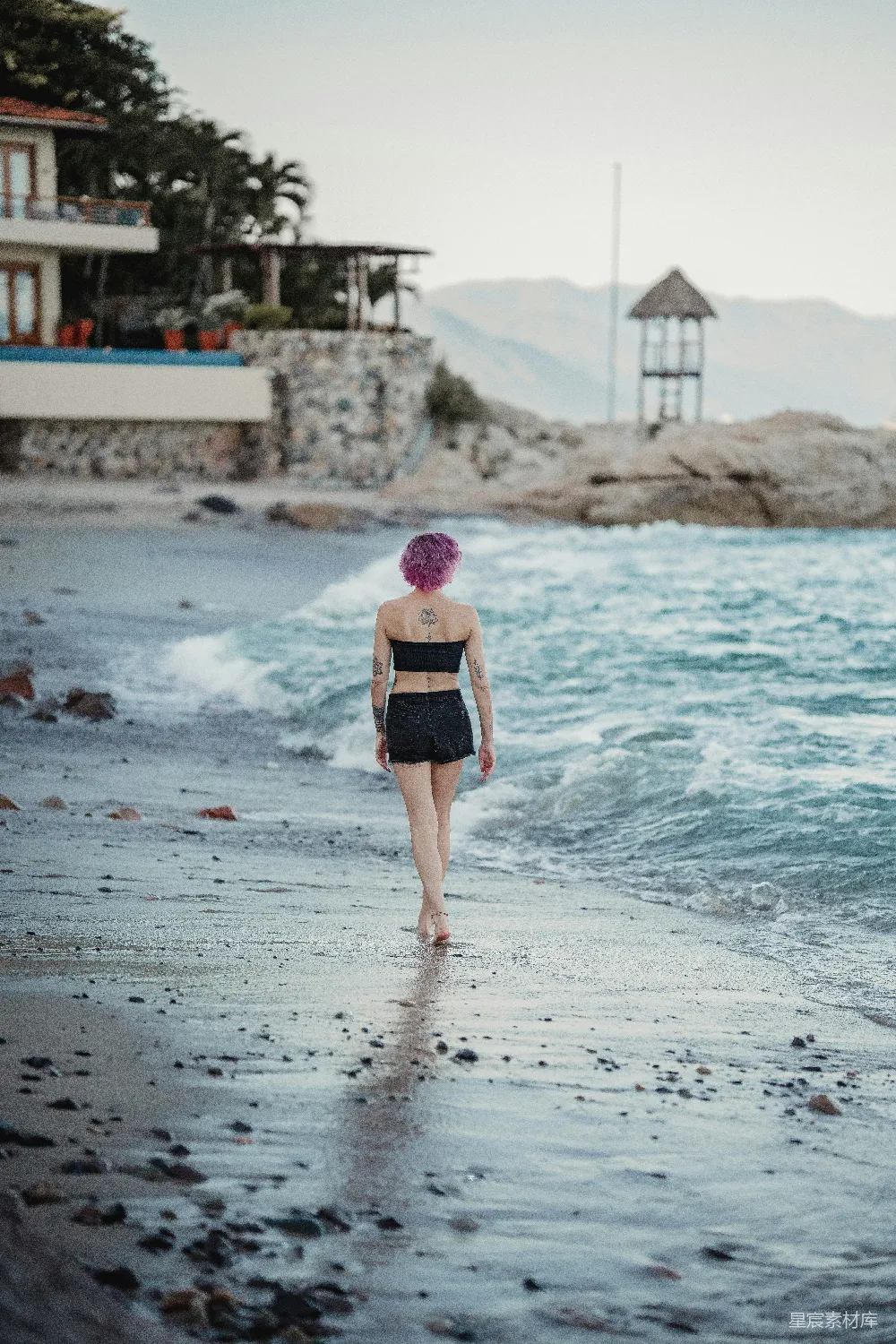 高清摄影 海滩 独行 紫色头发 海滩漫步 休闲时光 海边独行的紫发女子