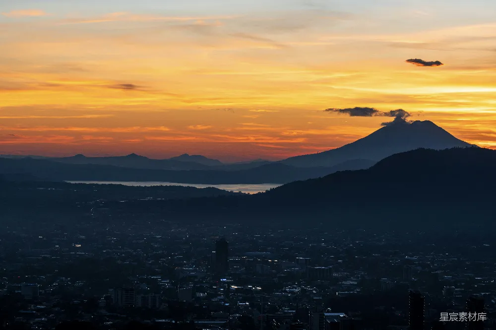 高清摄影 城市 山脉 日落 自然风光 城市全景 夕阳下的城市与山脉