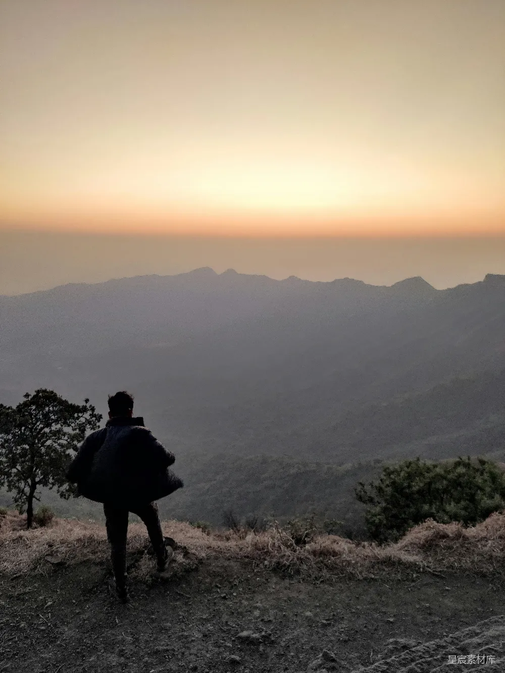 高清摄影 黄昏 山景 孤独 旅行 宁静 黄昏山顶的独行者