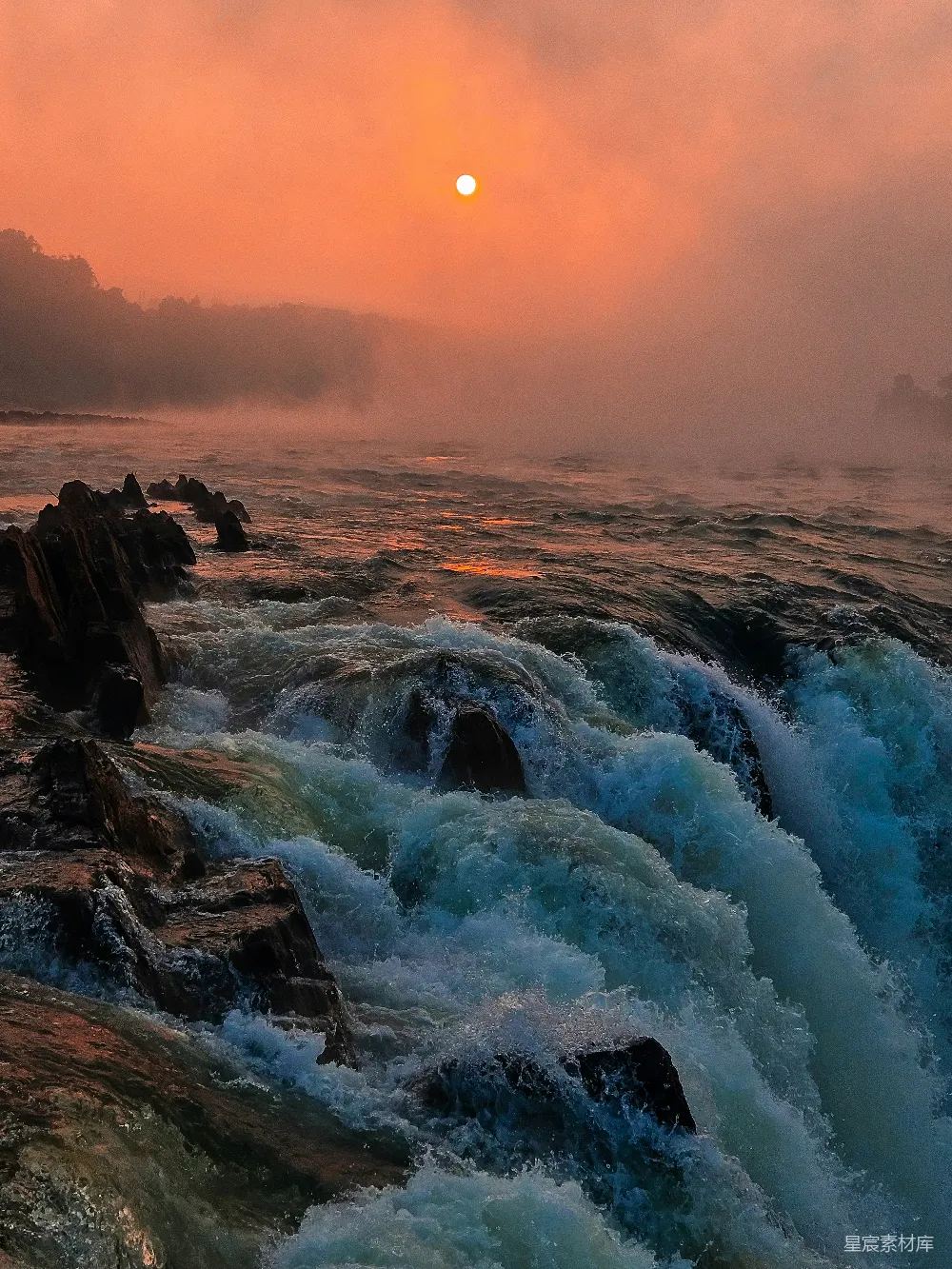 高清摄影 自然风光 日出 海浪 宁静 风景 晨光下的海岸浪花