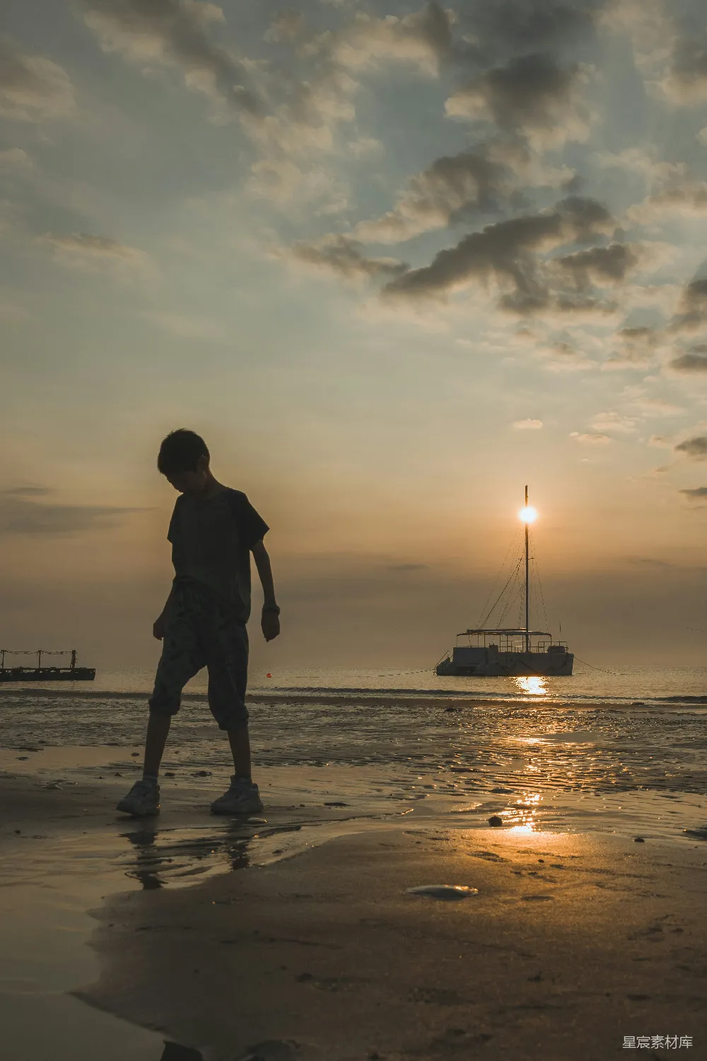 高清摄影 海滩 夕阳 剪影 宁静 自然 黄昏海滩上的剪影