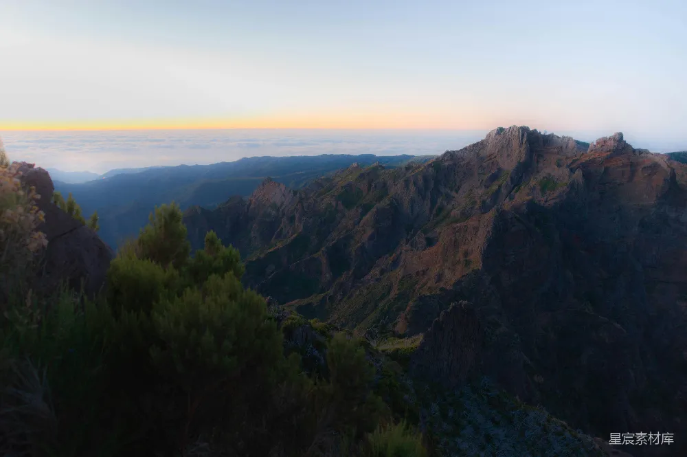 高清摄影 山景 日落 自然风光 户外 宁静 日落时分的山间景色