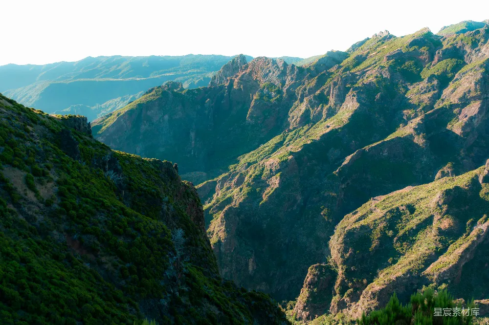高清摄影 自然风光 山脉 户外 风景 山地 群山环绕的壮丽景色