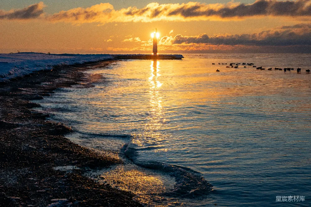 高清摄影 夕阳 灯塔 海景 自然风光 宁静 夕阳下的灯塔与海景
