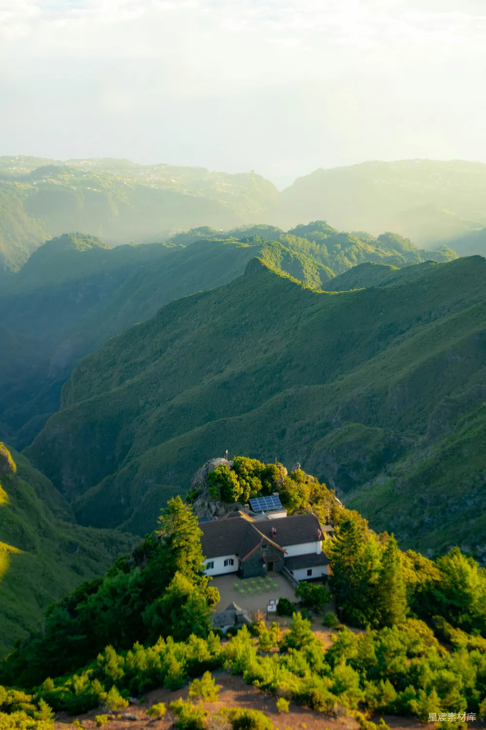高清摄影 自然风光 山景 宁静 户外 民宿 山顶上的小屋与壮丽山景