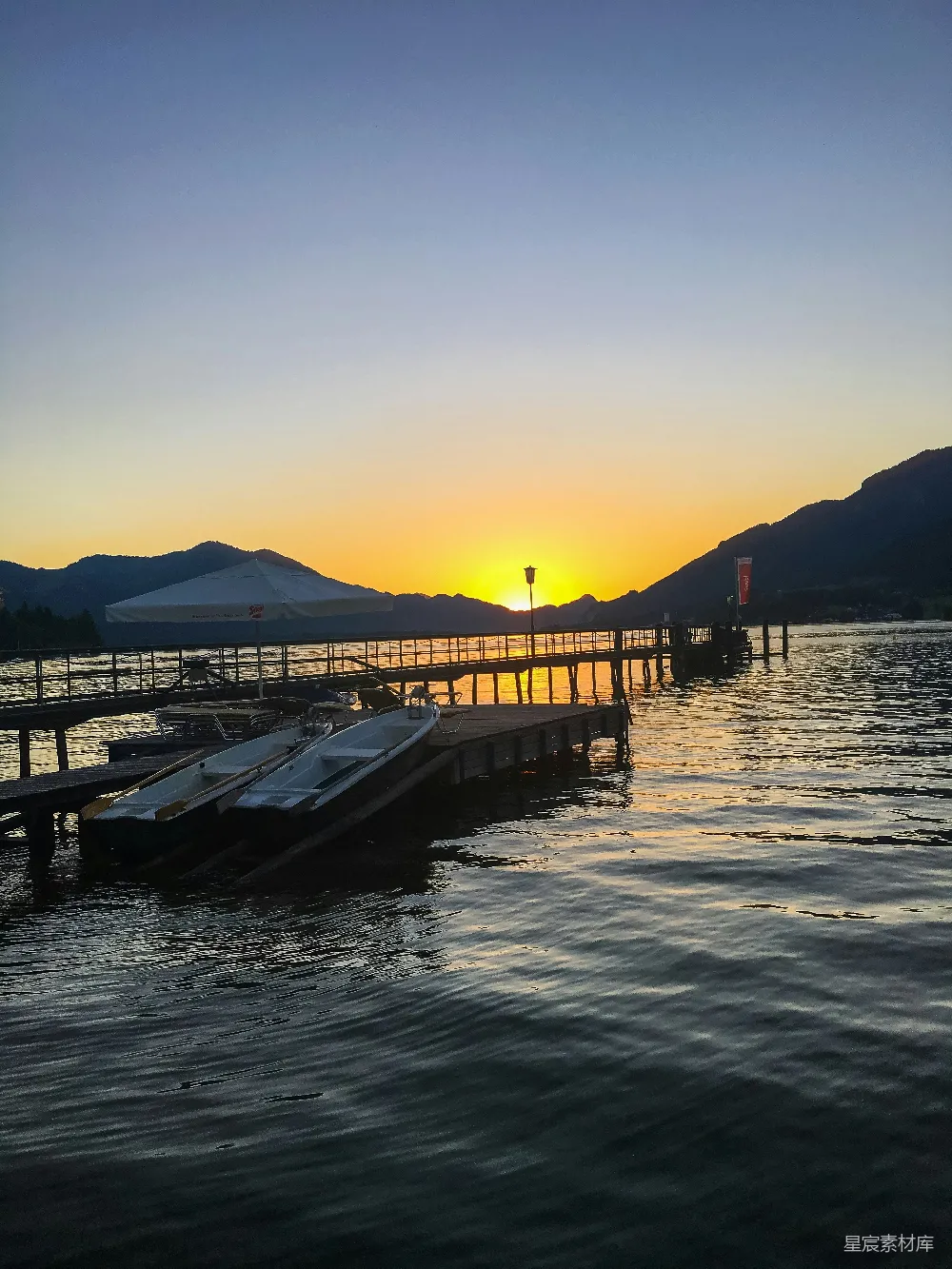 高清摄影 日落 湖畔 码头 宁静 自然 日落时分的湖畔码头