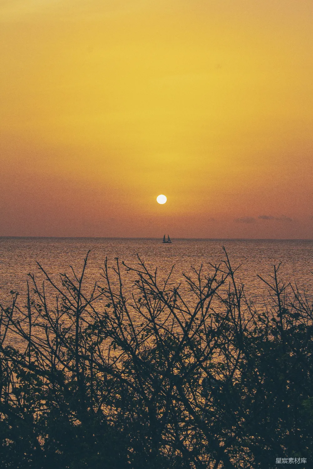高清摄影 日落 海洋 帆船 宁静 自然 夕阳西下，帆船远航