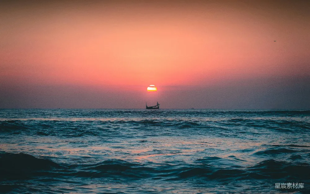 这张图片展示了一个宁静的日落场景，太阳正缓缓沉入海平面，天空被染成了美丽的橙色与紫色。海面上，一艘孤独的小船静静地漂浮着，与周围的环境形成鲜明对比，营造出一种宁静而孤独的氛围。适合用于展示自然美景、孤独感或静谧时刻的场景。
