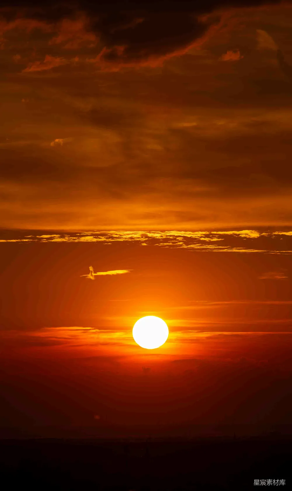 高清摄影 日落 宁静 自然 天空 黄昏 金色的黄昏：夕阳下的宁静