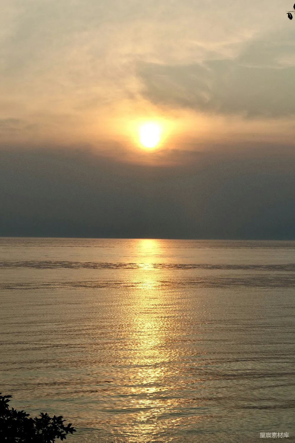 高清摄影 夕阳 海面 宁静 自然 日落 夕阳下的海面