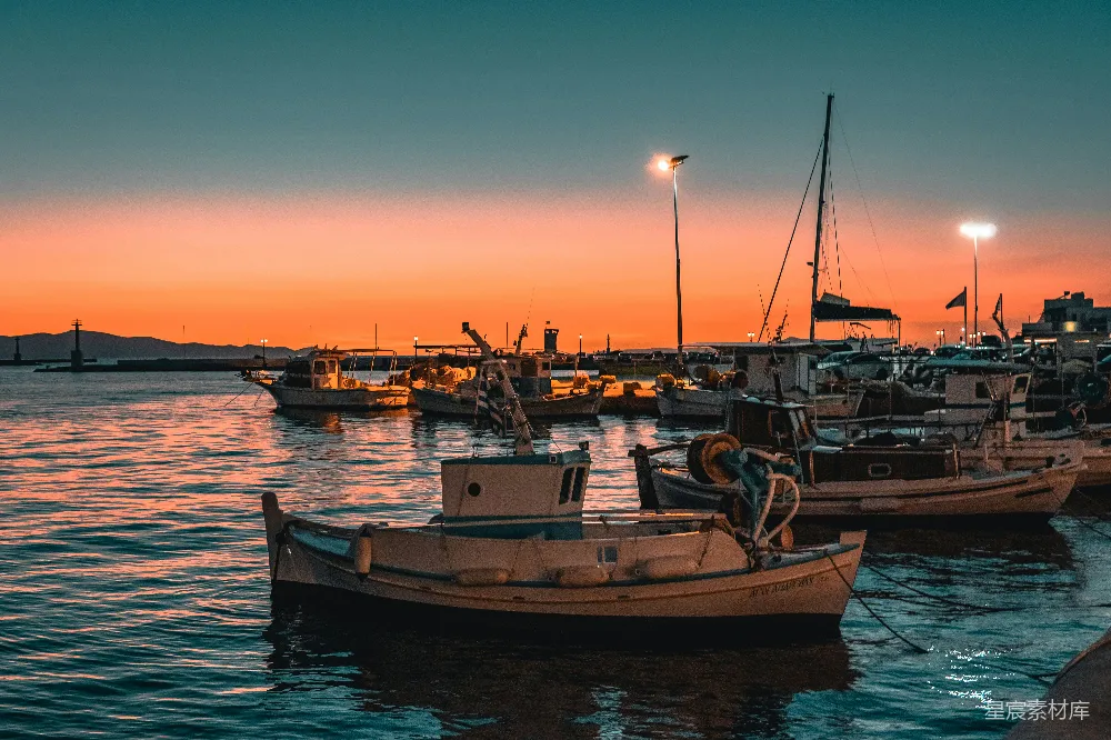 高清摄影 日落 渔港 船只 自然美景 宁静 夕阳下的宁静港湾