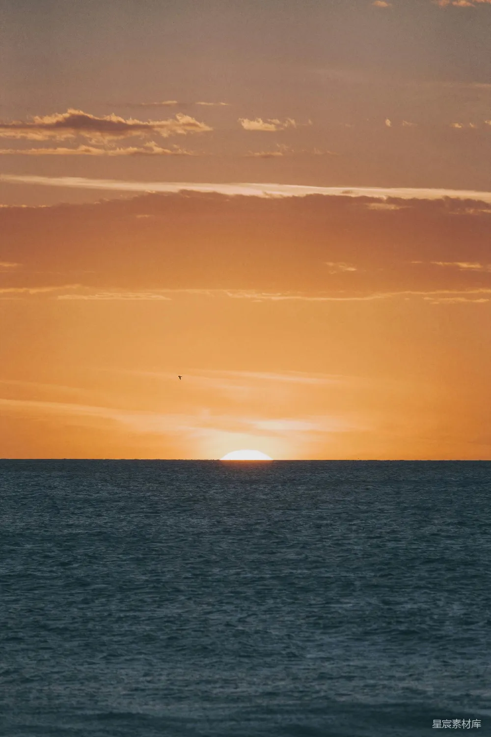 高清摄影 夕阳 海景 宁静 自然风光 日落 夕阳下的宁静海景