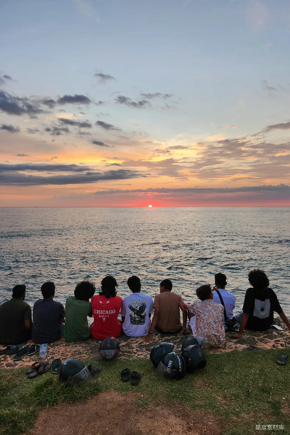 高清摄影 夕阳 海边 友谊 静谧 自然 夕阳下的海边静谧时光