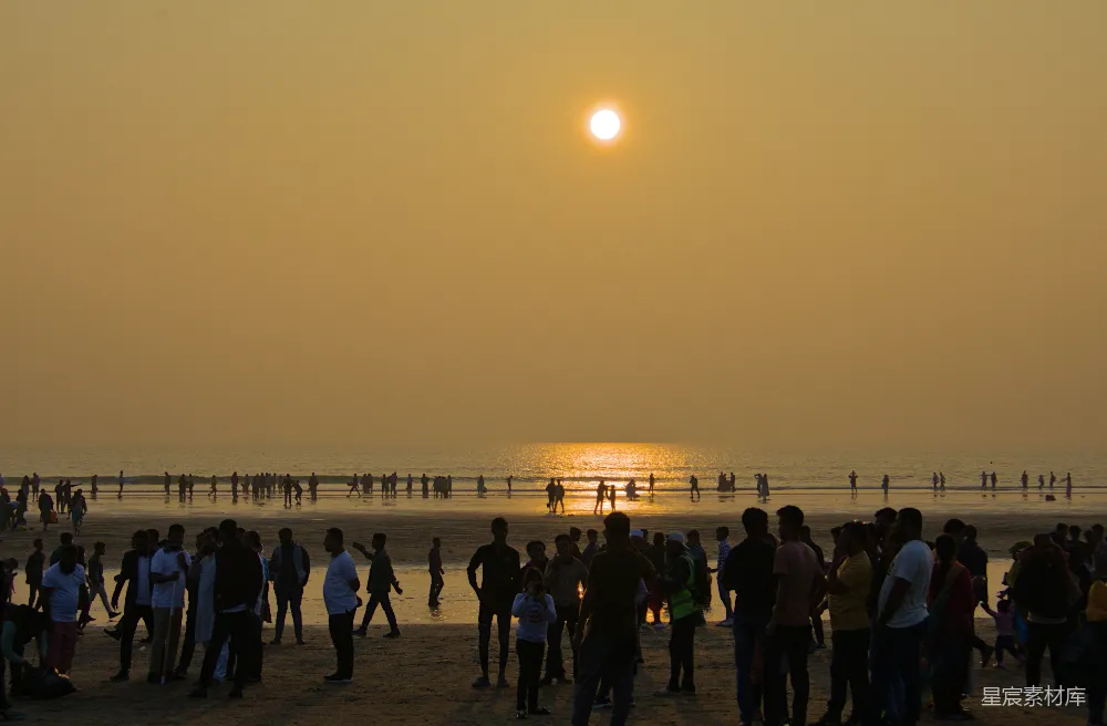 高清摄影 海滩 夕阳 人潮 休闲 自然 夕阳下的海滩人潮
