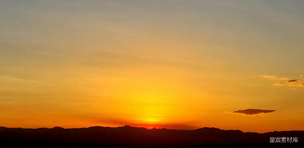 这张图片展示了一幅宁静的夕阳景象，天空被染成橙黄色，夕阳的余晖洒在连绵的山峦上，形成了美丽的剪影效果。整体画面简洁而富有诗意，适合用作自然风光的背景或表达内心宁静的主题。