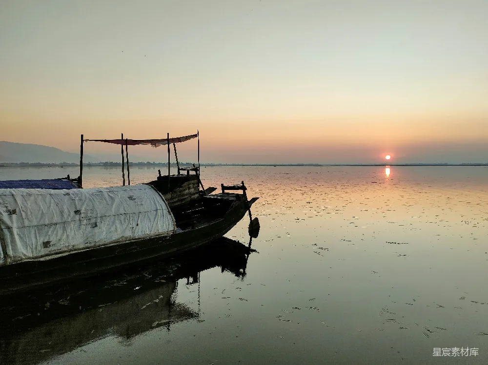高清摄影 日落 湖畔 渔船 宁静 自然 夕阳下的静谧湖畔