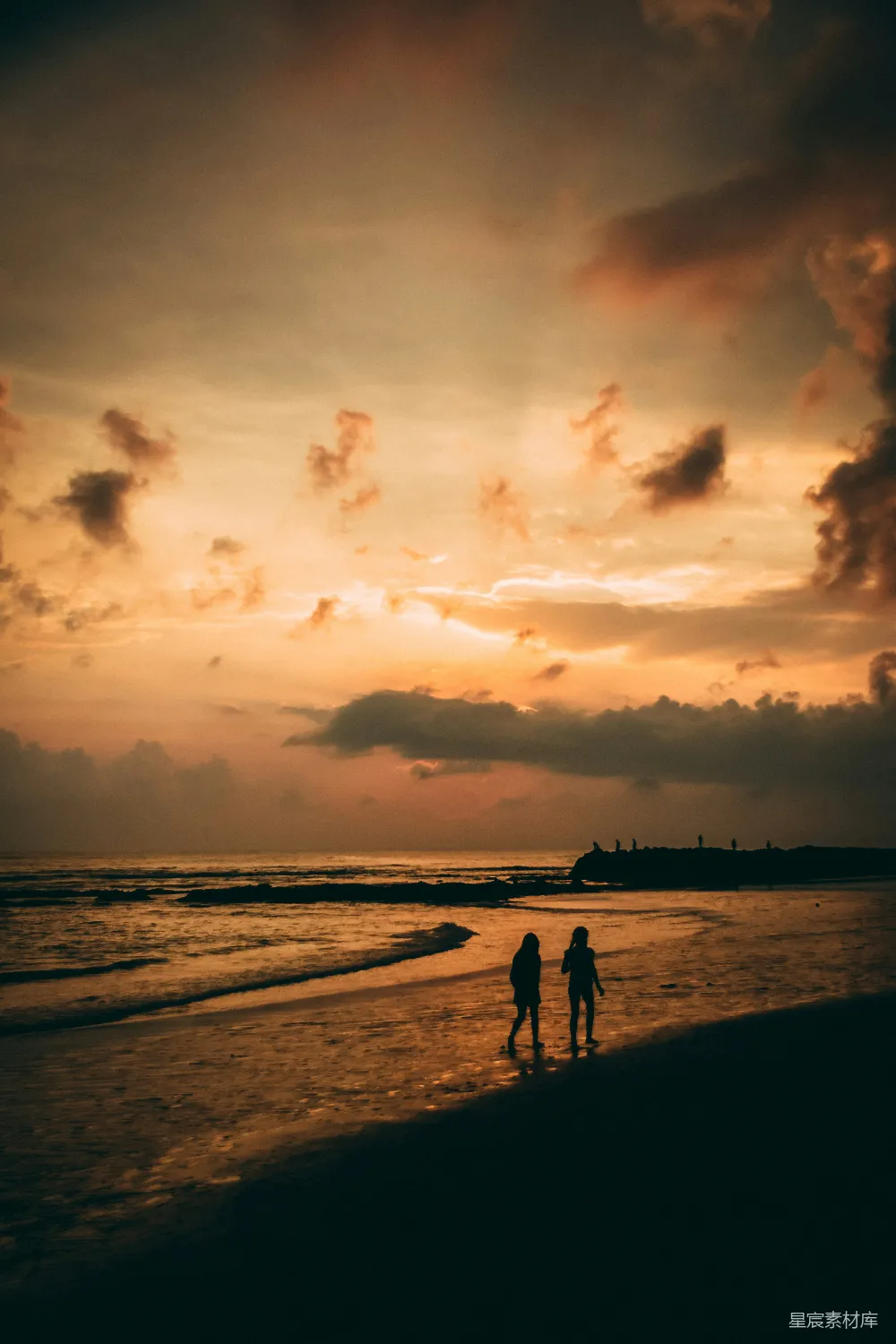 高清摄影 海滩 情侣 夕阳 浪漫 自然 夕阳下的海滩情侣