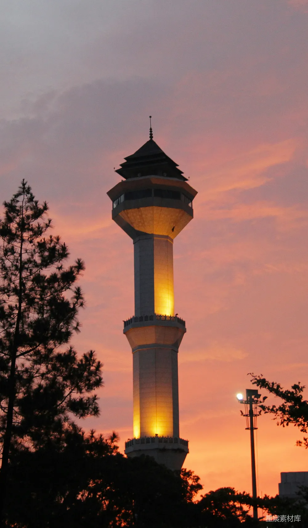 高清摄影 塔楼 夕阳 城市景观 建筑 自然 夕阳下的摩天塔