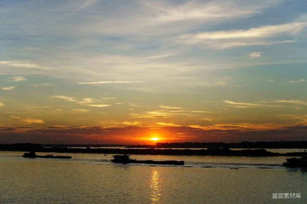 高清摄影 夕阳 河流 船只 自然风光 宁静 夕阳下的河流与船只