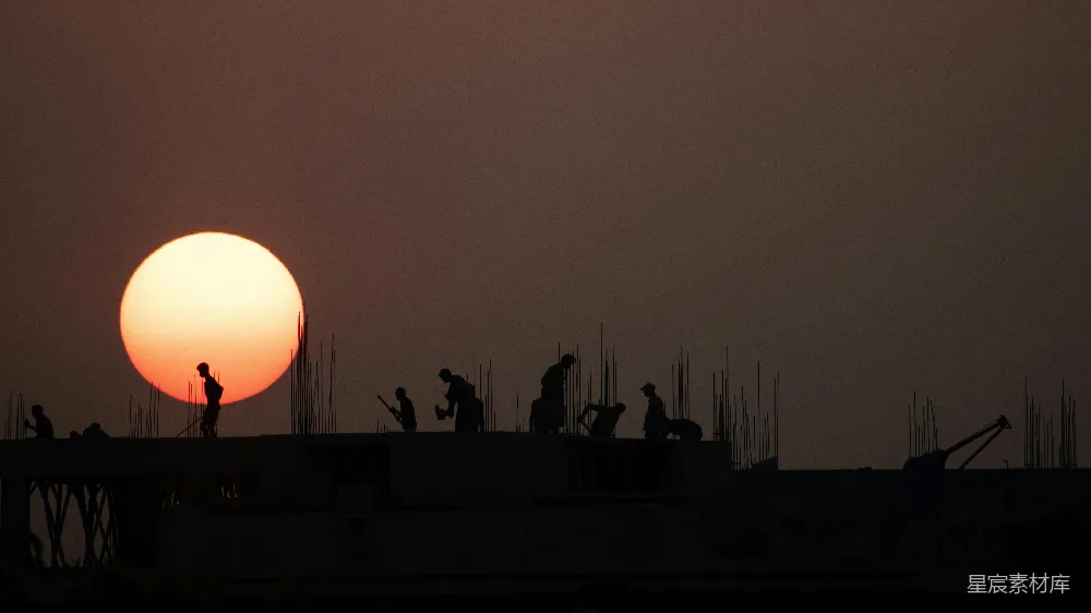 高清摄影 建筑 夕阳 工人 劳动 剪影 夕阳下劳作的工人剪影