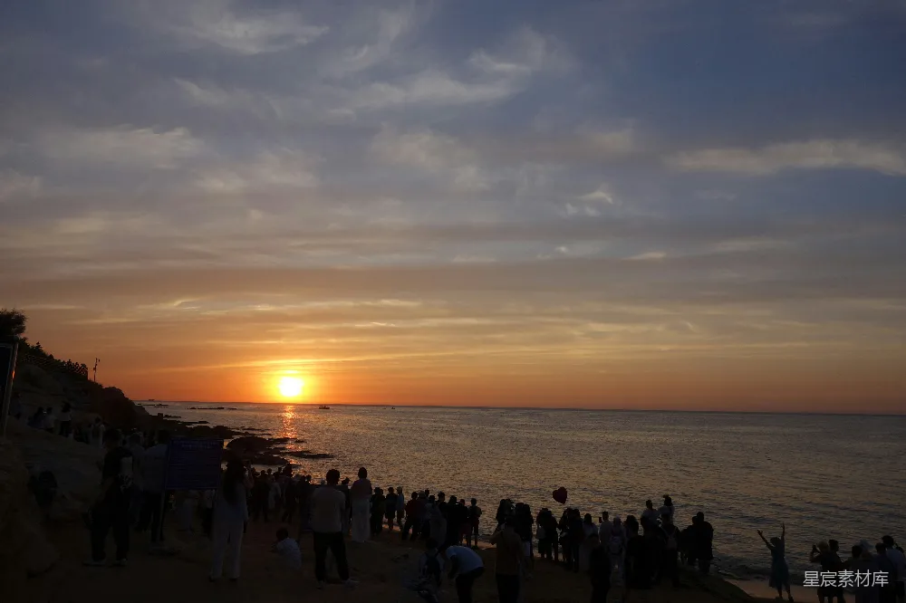 高清摄影 日落 海滩 人群 自然风光 休闲 海边日落，人群与自然的和谐