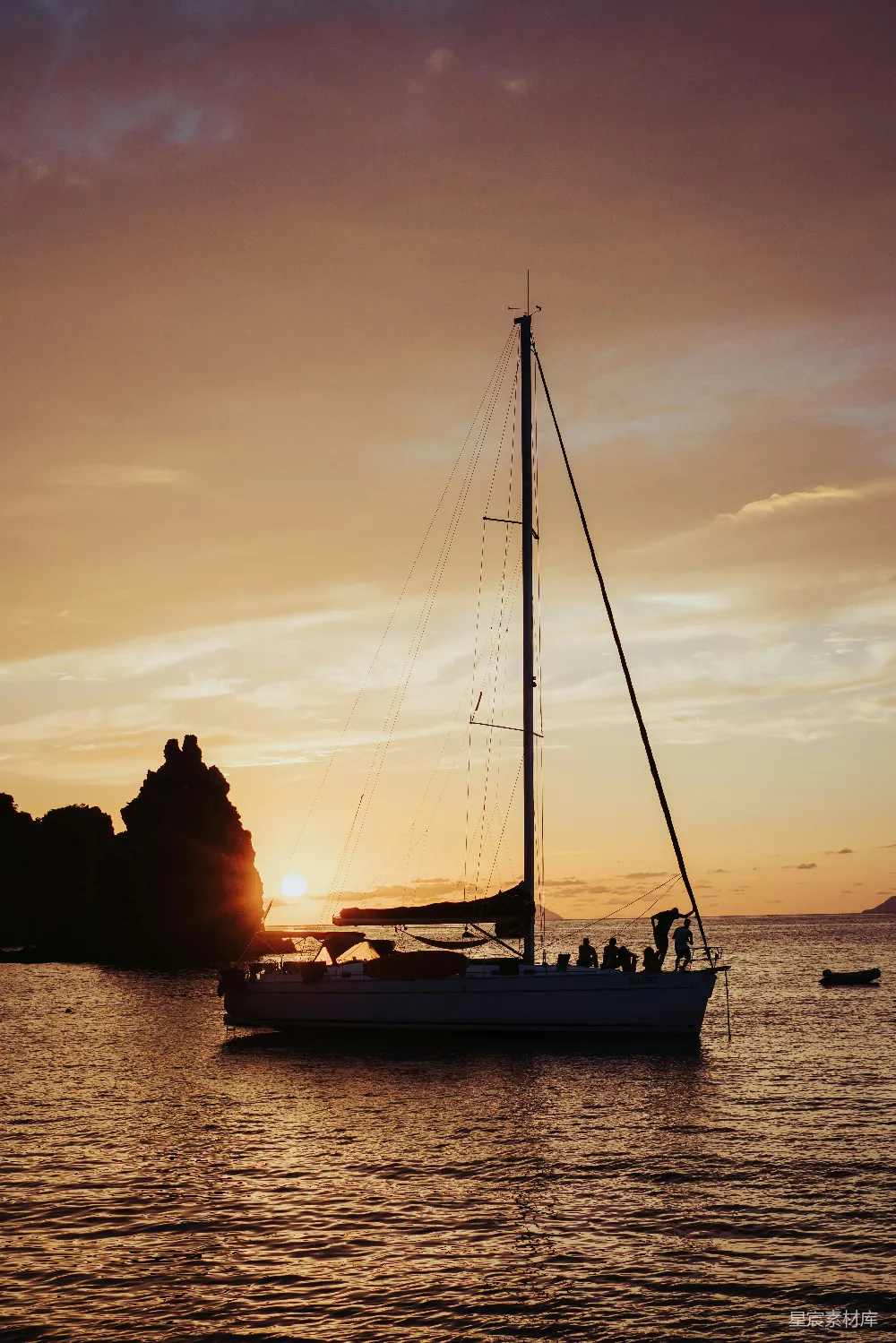 高清摄影 日落 帆船 自然风光 宁静 海洋 夕阳下的帆船剪影