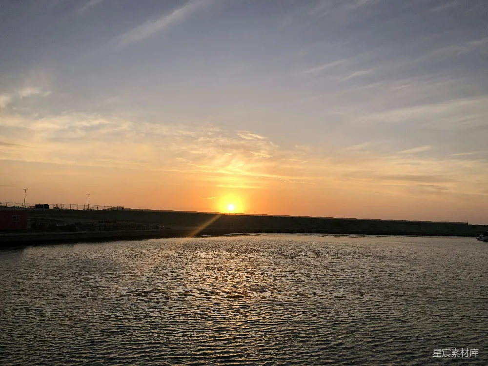 高清摄影 夕阳 湖泊 宁静 自然风光 日落 夕阳下的宁静湖面