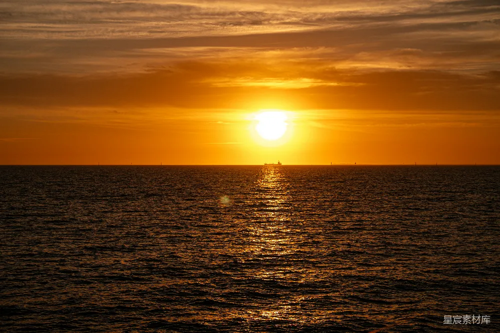 高清摄影 夕阳 海景 宁静 自然 日落 金色海平面上的夕阳