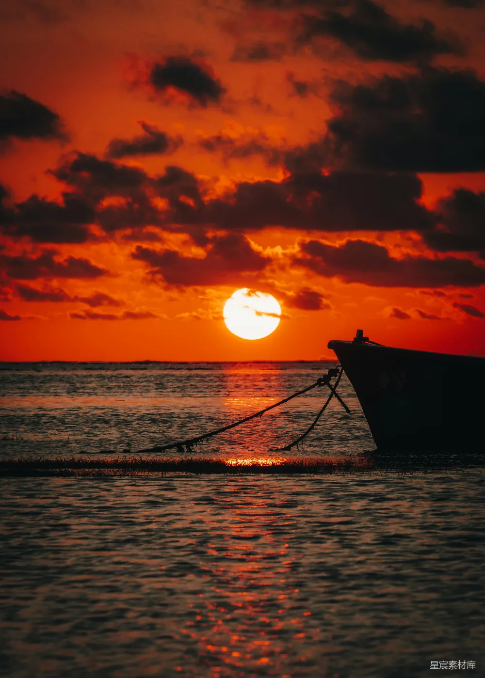 高清摄影 日落 海景 静谧 船影 自然 日落海景与静泊的船