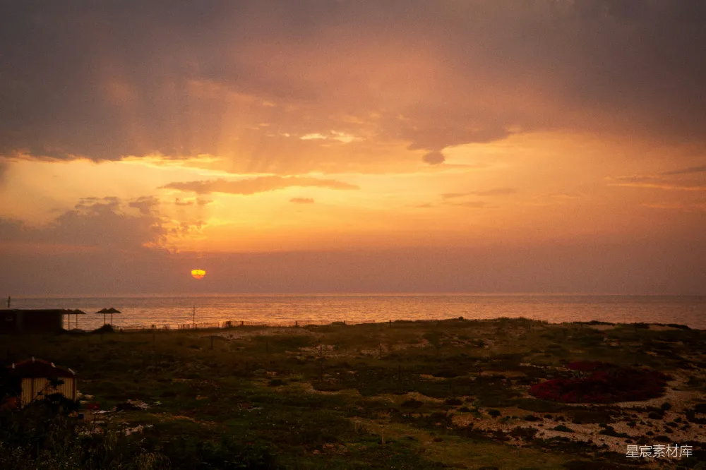 高清摄影 海滩 日落 宁静 自然 风景 夕阳下的海滨小屋