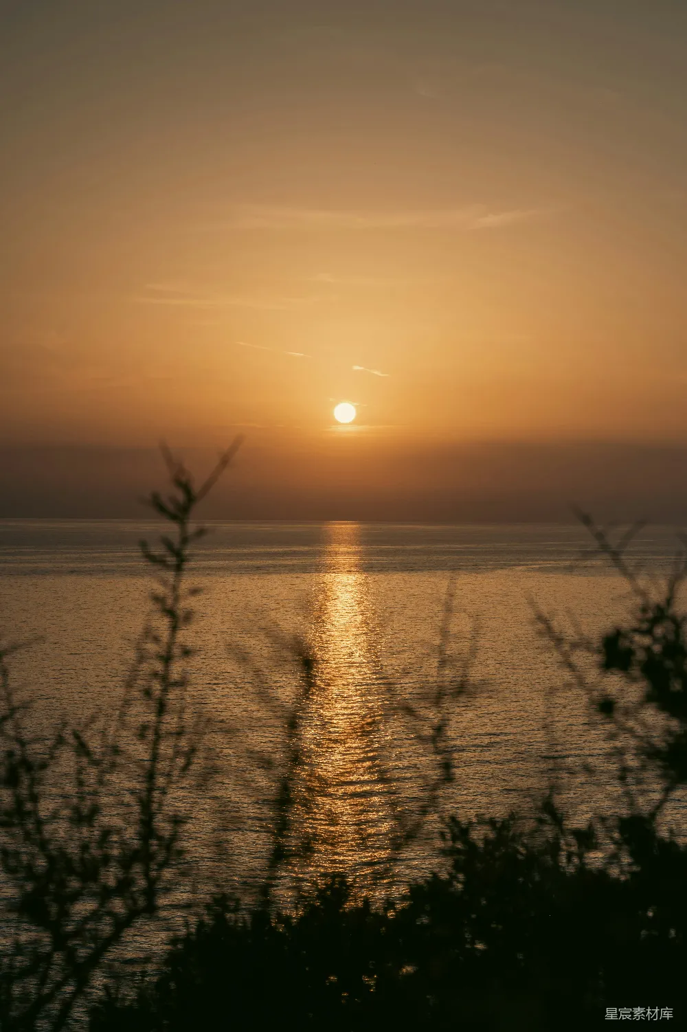 高清摄影 夕阳 海景 宁静 自然 旅行 夕阳下的海景