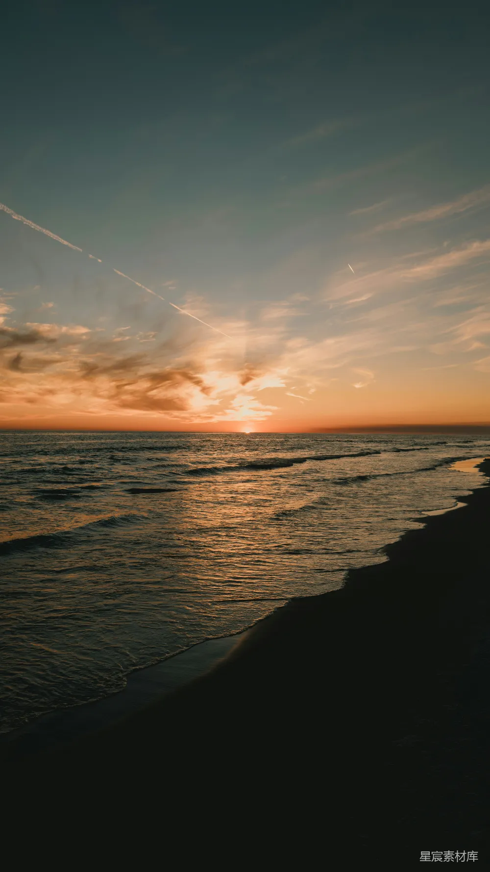 高清摄影 海滩 日落 宁静 自然风光 放松 夕阳下的宁静海滩