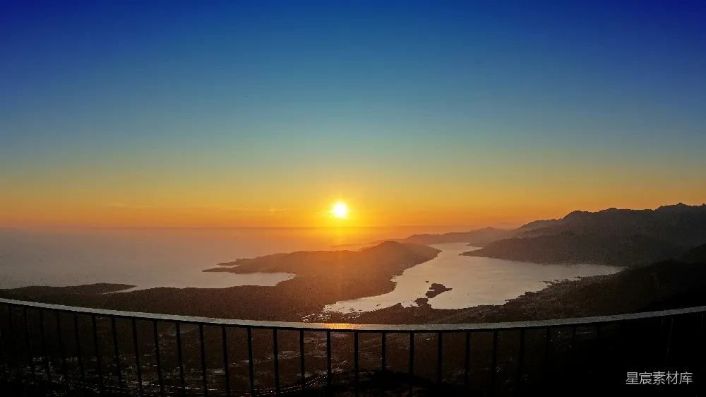 高清摄影 日落 海滨风光 自然美景 宁静时刻 旅游景点 壮丽日落：海与山的交响