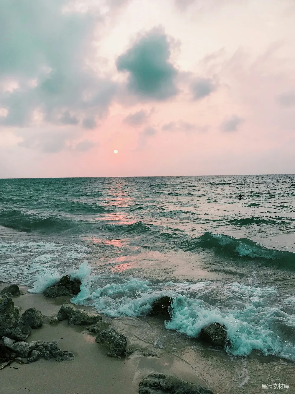 高清摄影 海滩 日落 自然美景 宁静 海浪 海边日落的宁静时光