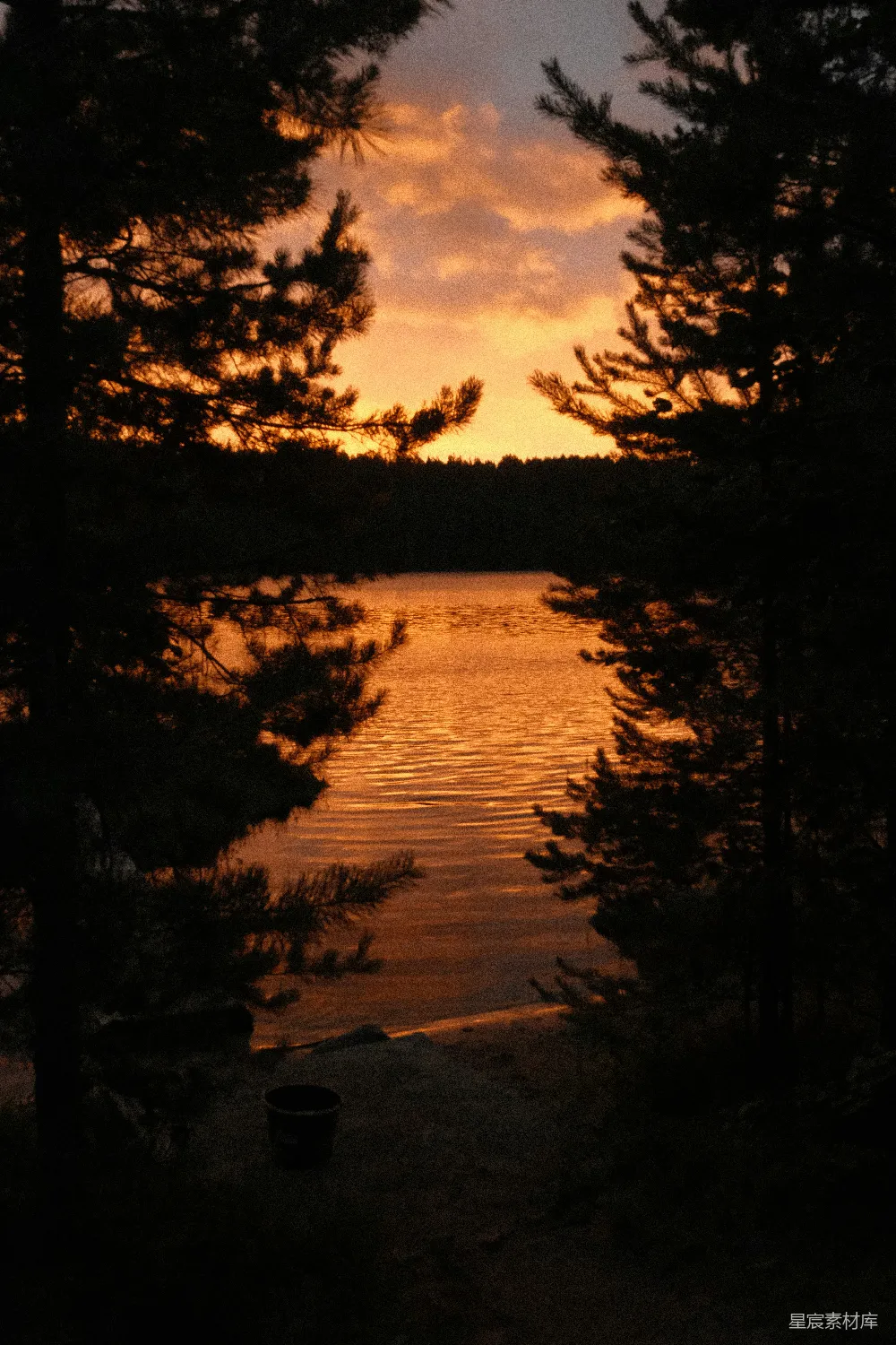 高清摄影 风景 日落 湖泊 自然 宁静 夕阳下的宁静湖景