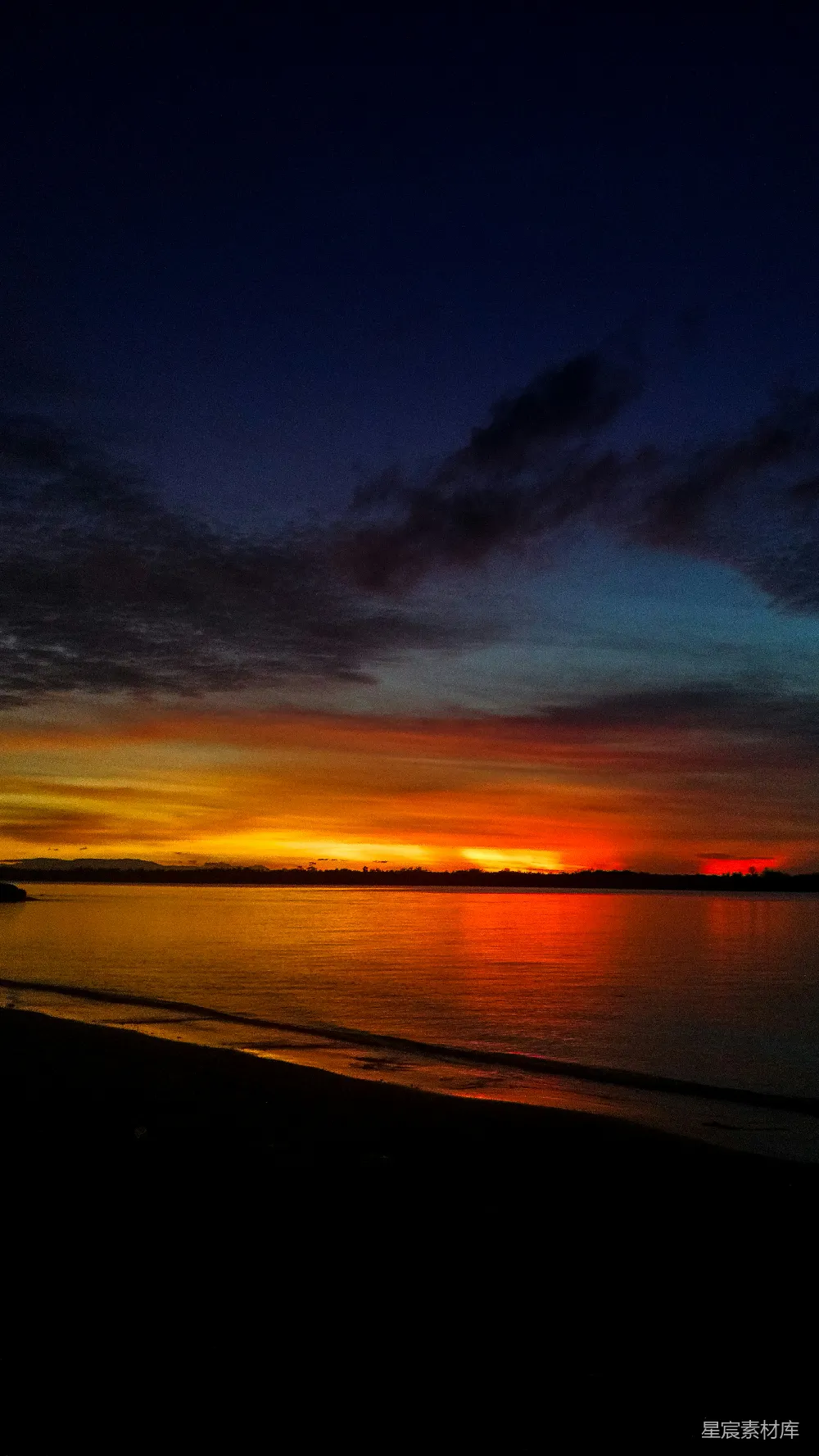 高清摄影 夕阳 海滩 宁静 自然风光 日落 暮色海边的宁静时刻