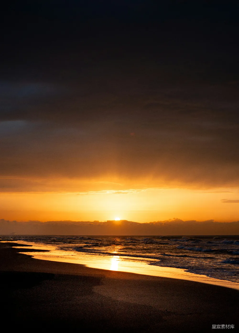 高清摄影 海滩 日落 宁静 自然风光 黄昏 夕阳下的宁静海滩