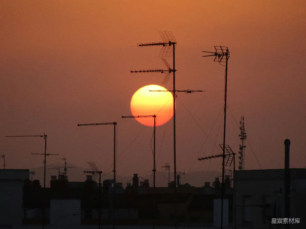 高清摄影 夕阳 天线 城市 宁静 自然 夕阳下的屋顶天线