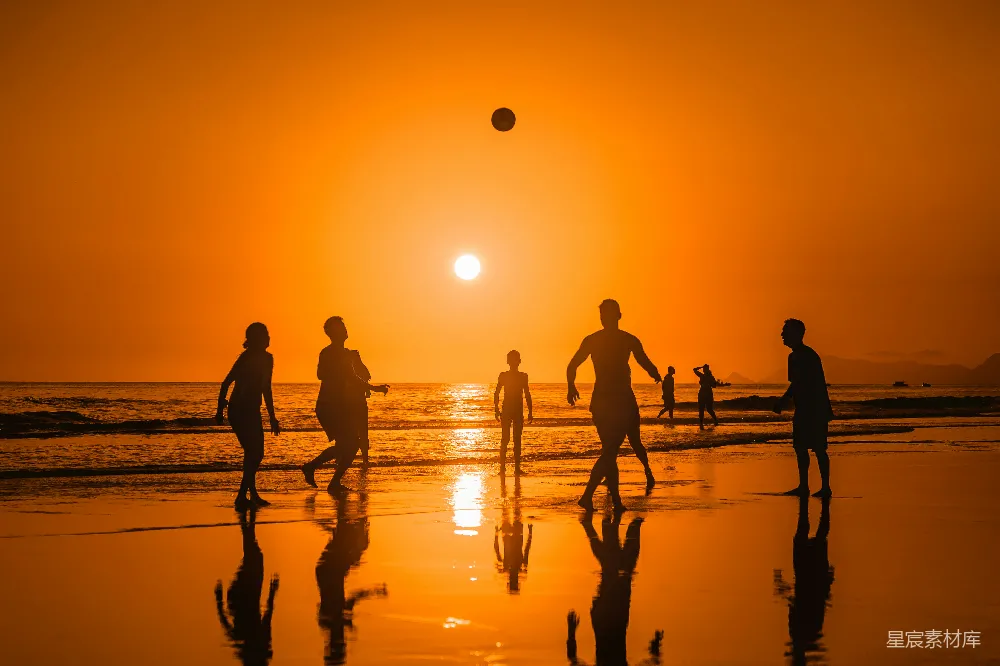 高清摄影 海滩 夕阳 运动 休闲 自然 夕阳下的海滩足球