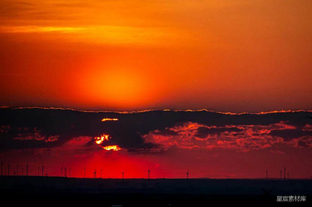 高清摄影 日落 自然风光 能源 环保 宁静 夕阳下的风力发电机