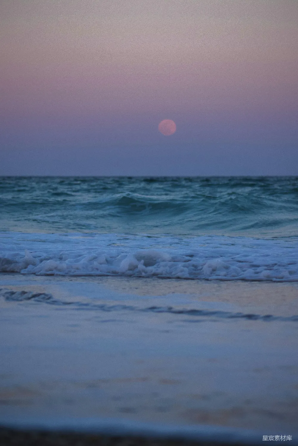 高清摄影 海滩 海浪 黄昏 自然 宁静 黄昏时分的海滩与海浪