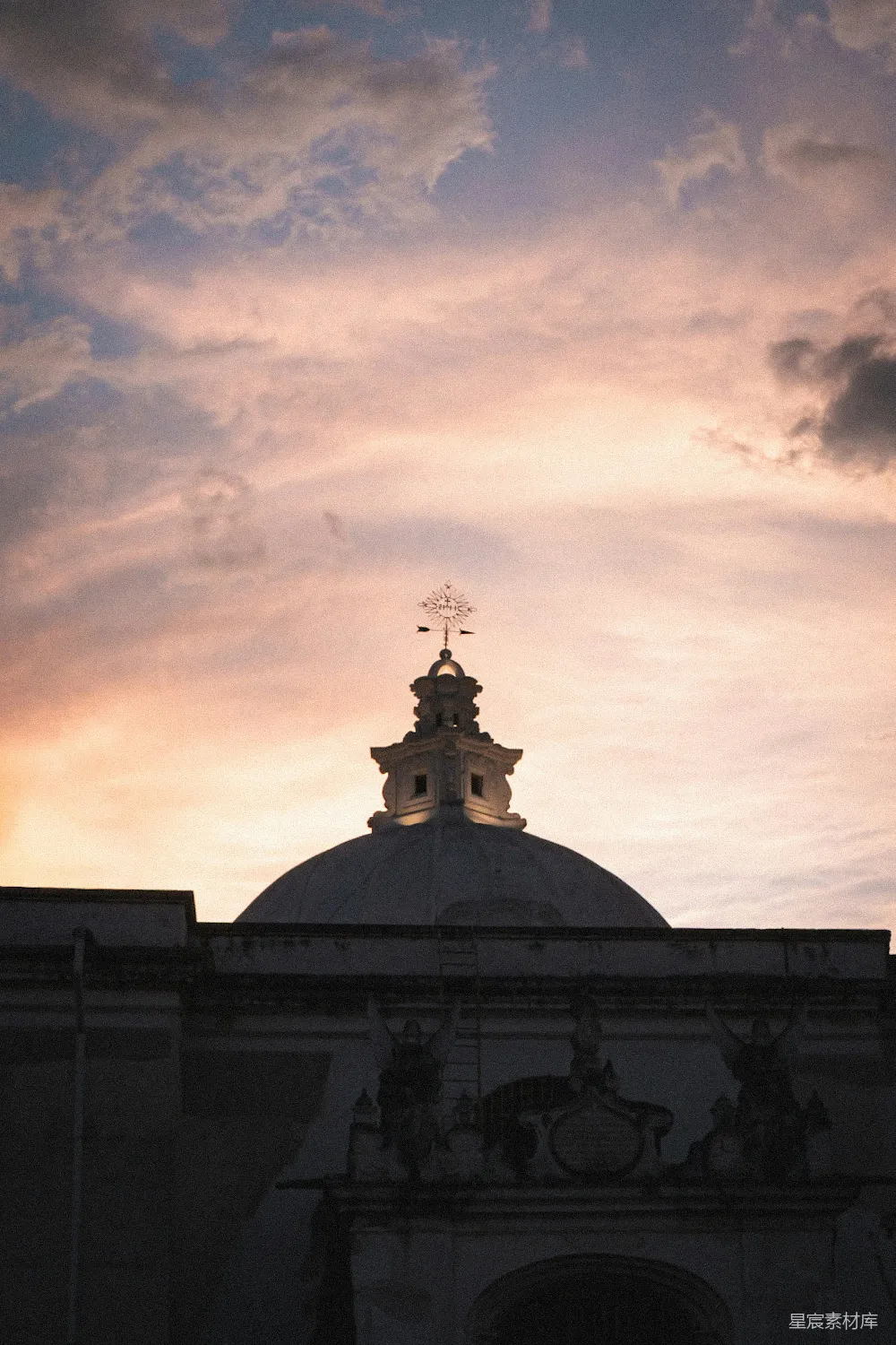 高清摄影 教堂 建筑 夕阳 历史 宁静 夕阳下的教堂顶