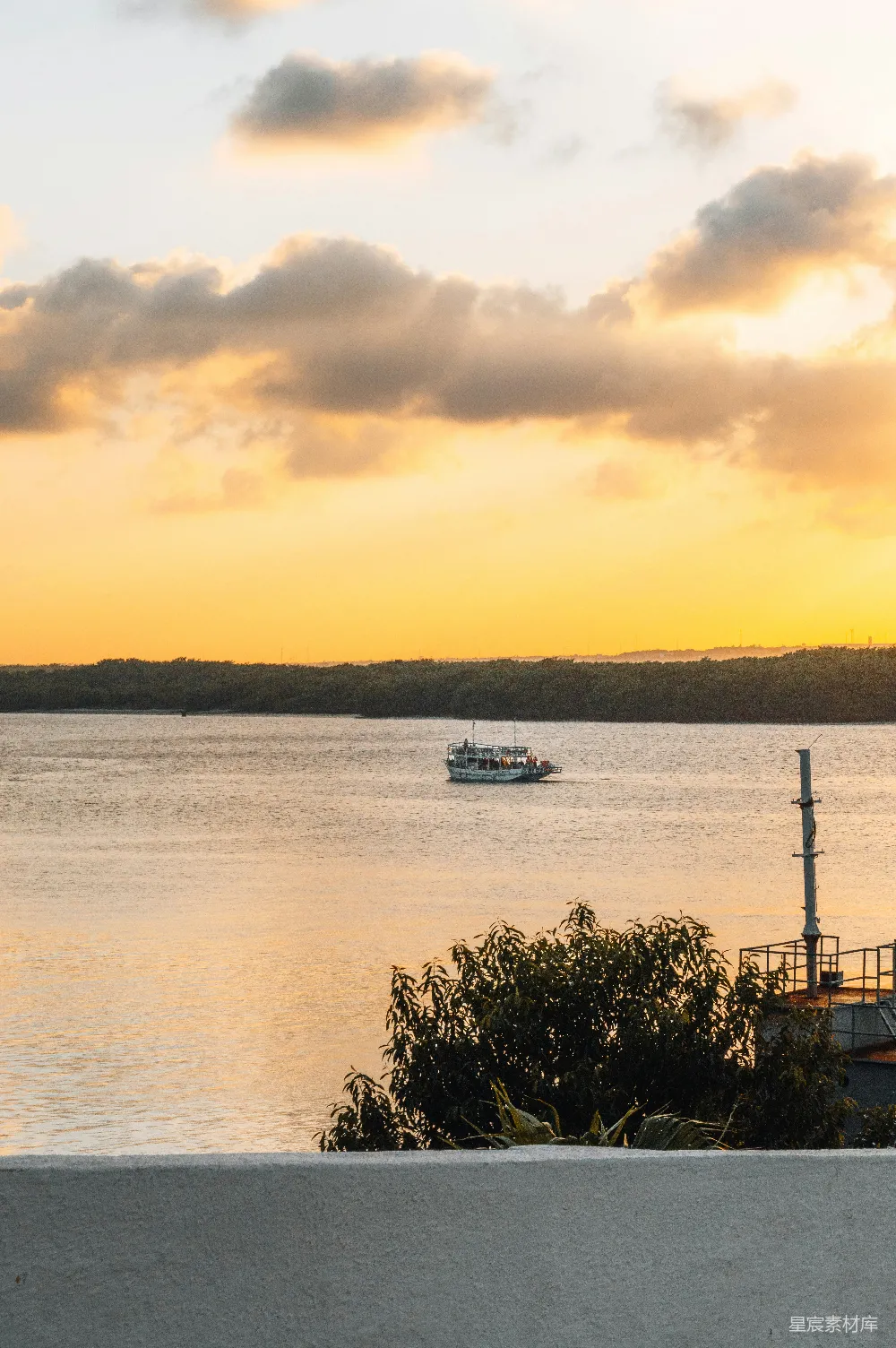 高清摄影 夕阳 湖景 宁静 自然风光 休闲 夕阳下的宁静湖景