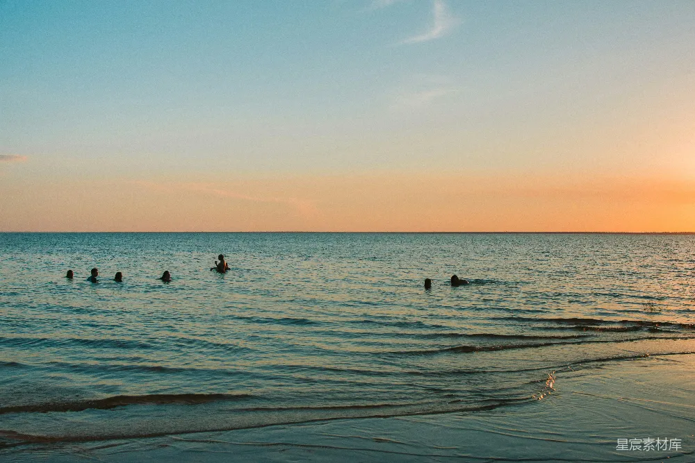 高清摄影 海滩 夕阳 嬉戏 夏日 休闲 夕阳下的海滩嬉戏