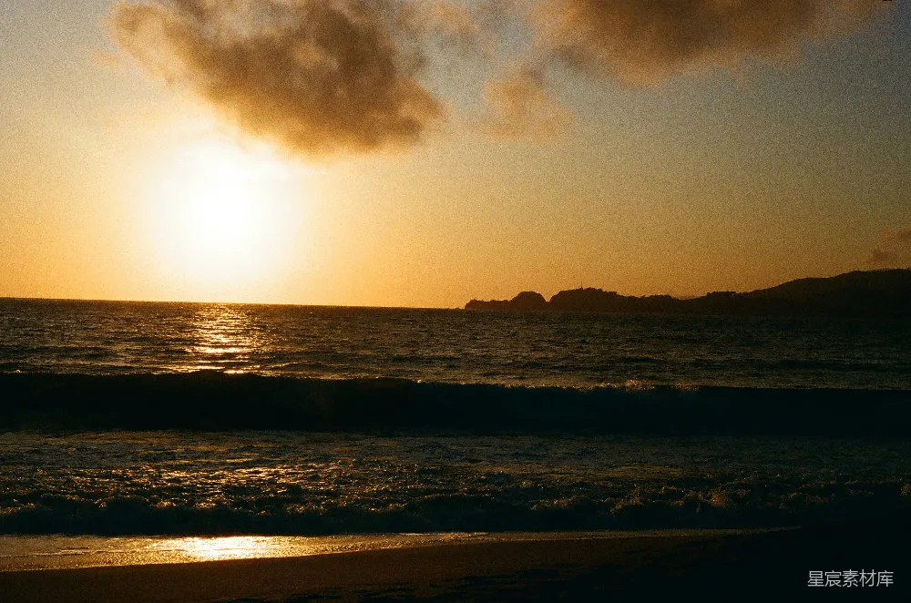 高清摄影 海滩 日落 自然风光 宁静 户外 金色黄昏的海滩