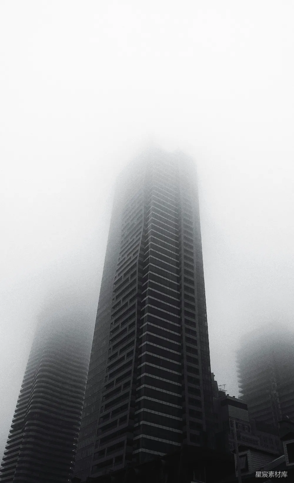 高清摄影 摩天大楼 雾 城市景观 现代建筑 黑白色调 雾中的摩天大楼