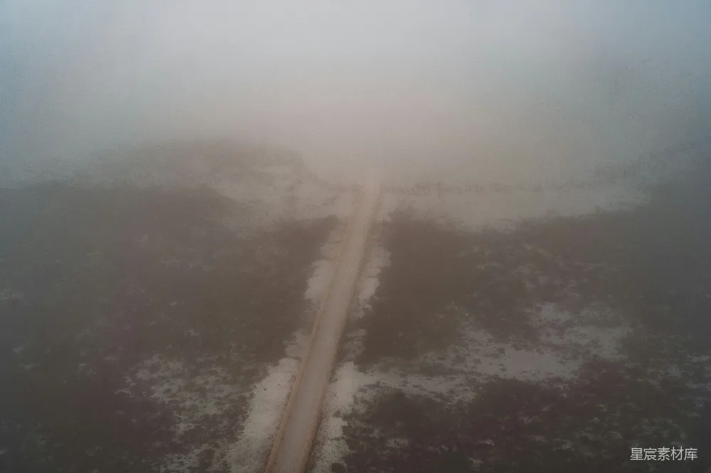 高清摄影 雾景 公路 自然 宁静 天空 雾中蜿蜒的公路