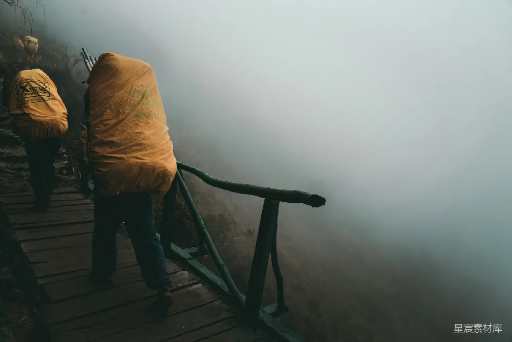高清摄影 雾气 徒步 背篓 自然 户外 雾中行走的背篓者